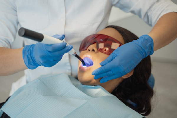 Laser Tech được chỉ định trong trường hợp răng sâu, sứt mẻ, điều trị viêm tủy răng