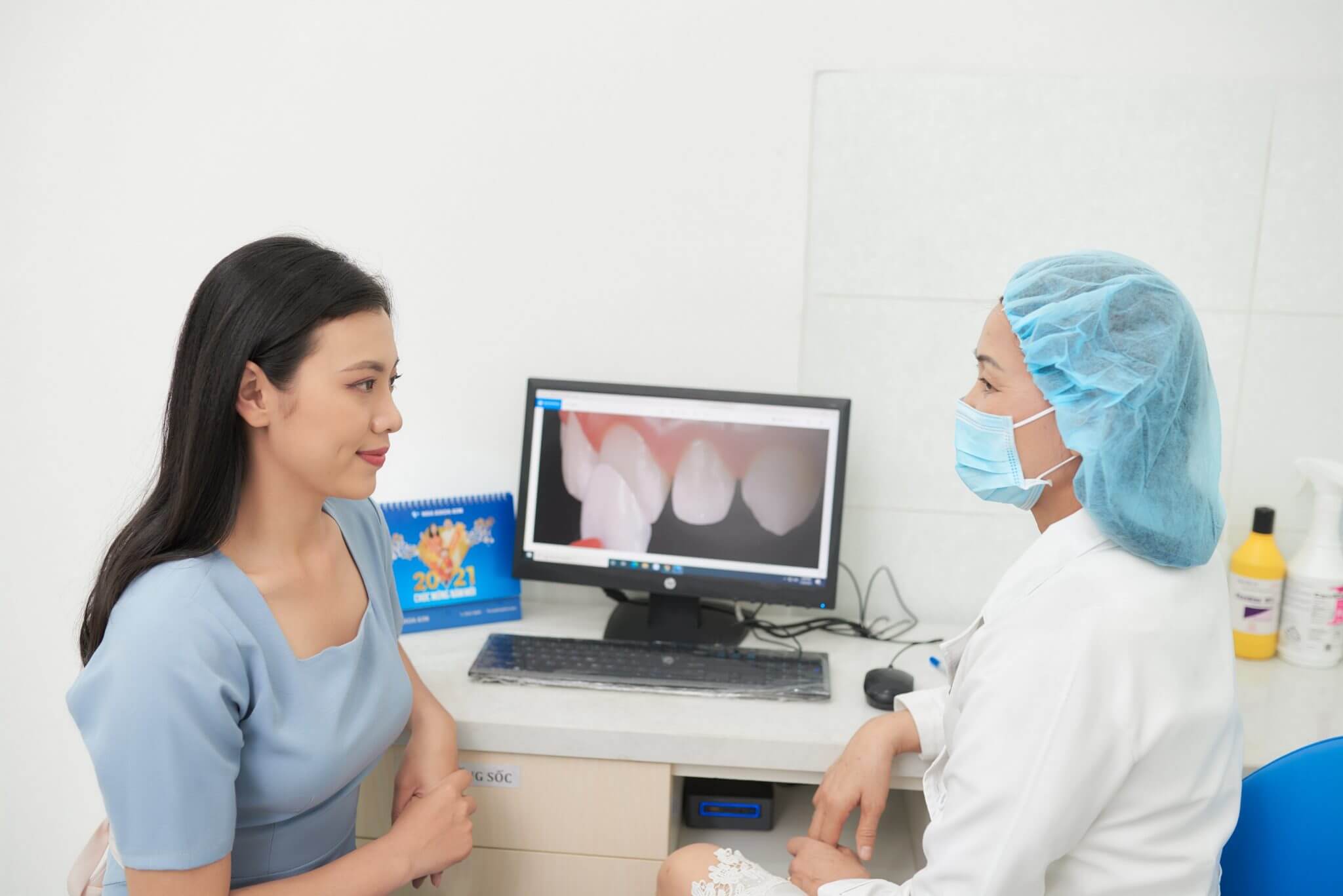 Thăm khám để kiểm tra chính xác tình trạng răng miệng để có biện pháp khắc phục phù hợp