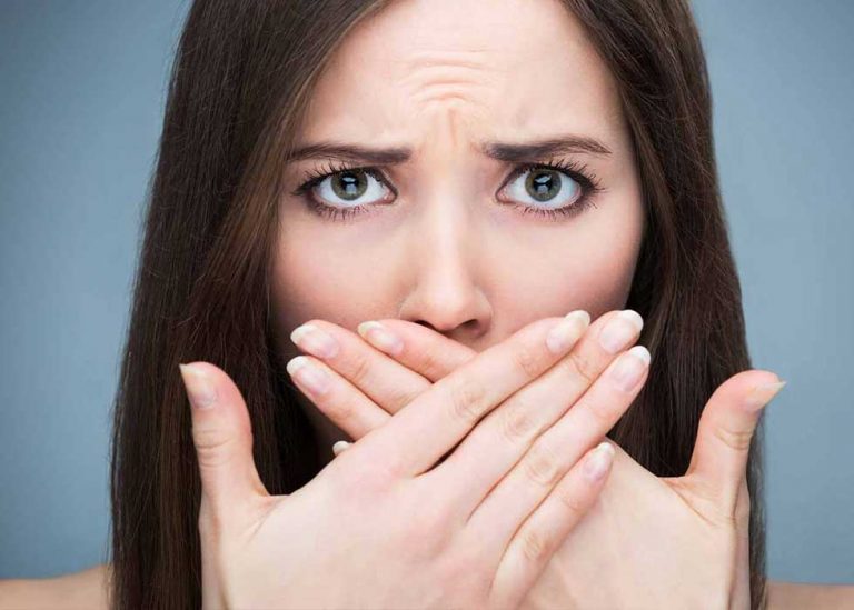 Hơi thở có mùi cũng chính là dấu hiệu răng đang bị tấn công bởi vi khuẩn 