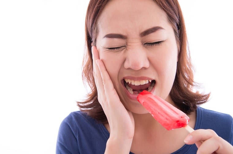 Sau khi lấy cao răng không nên sử dụng ngay những thực phẩm quá nóng hoặc quá lạnh